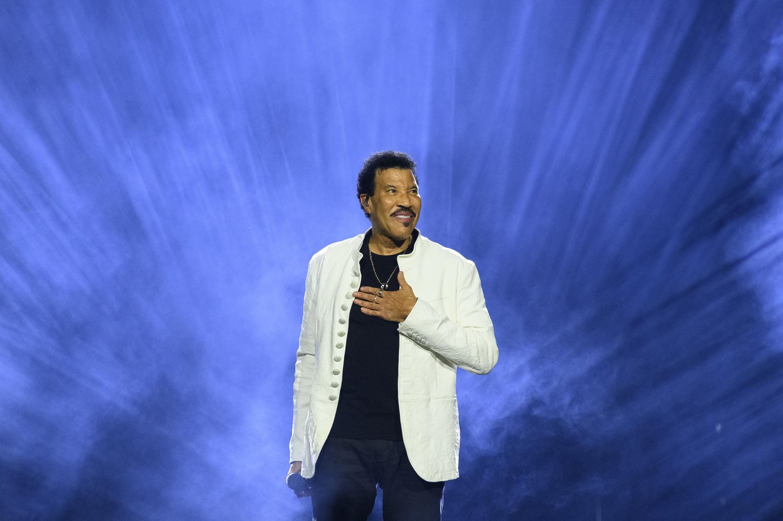Lionel Richie Shined in a Yellow Jacket During His Show — Hours Later, Fans Learned He Had Gone to a St. Louis Hospital